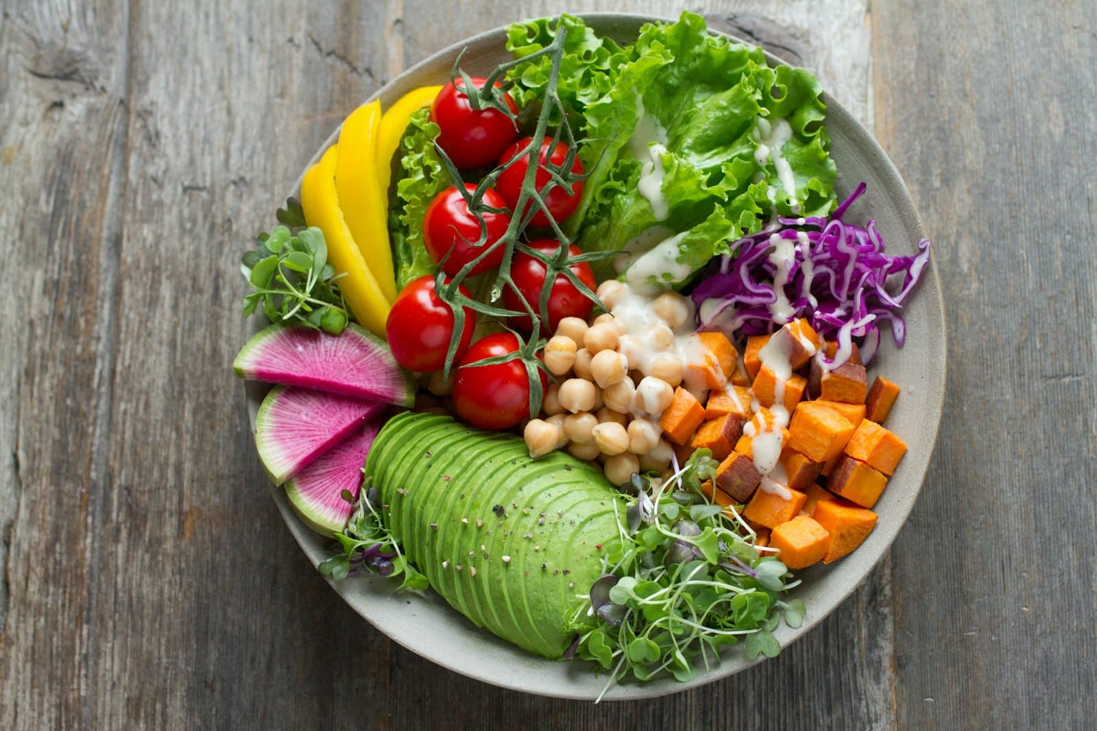 Kleurrijke bowl met groente, kikkererwten en avocado