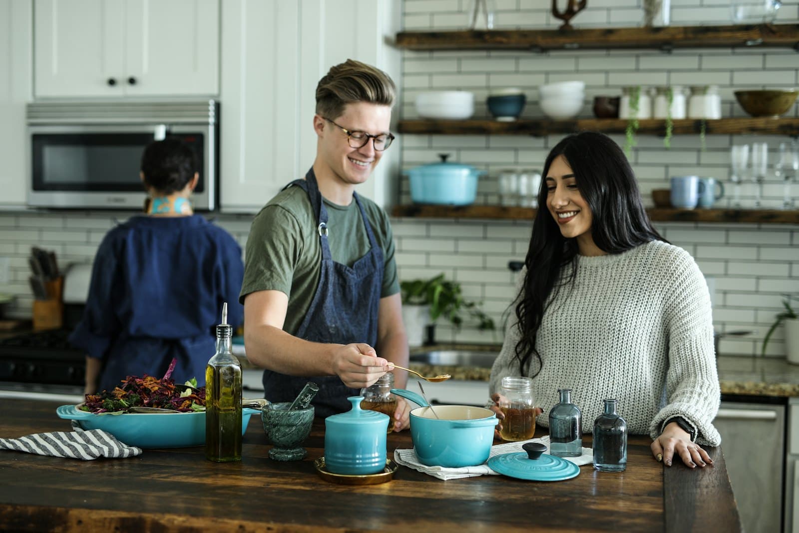 Vrienden koken samen in de keuken