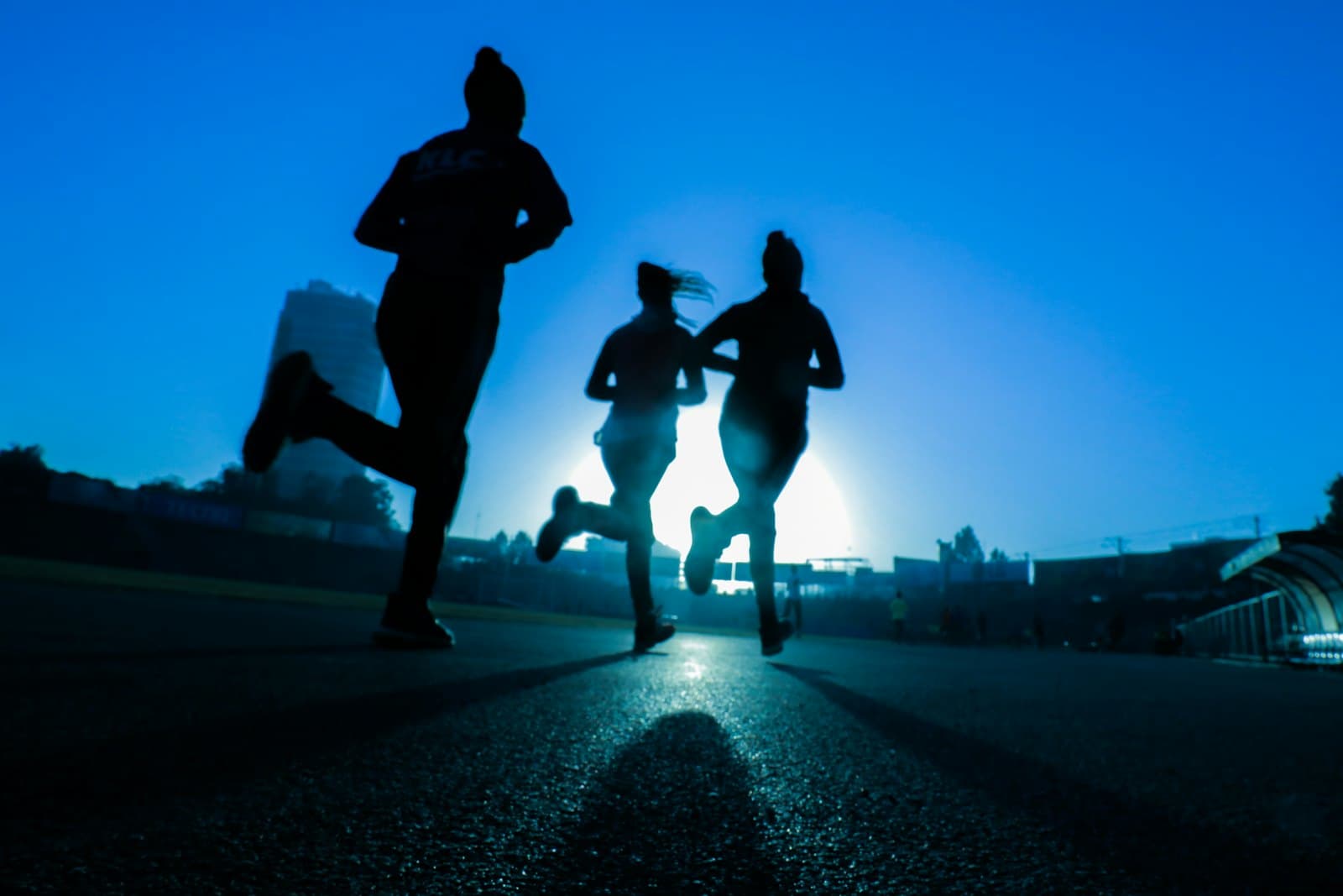 Mensen hardlopen bij zonsopkomst